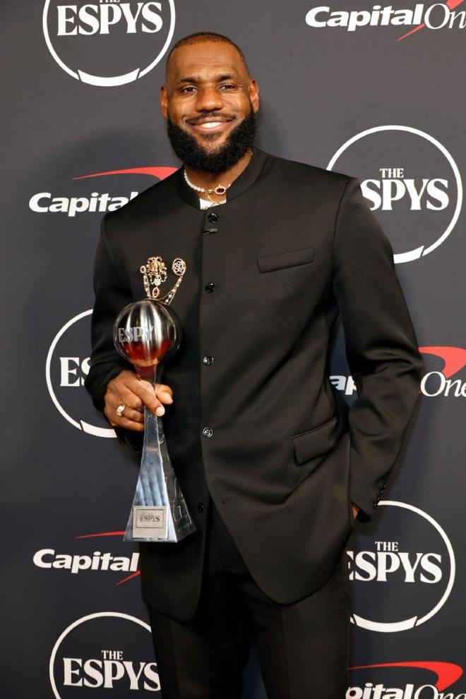 NBA球员突破个人记录，获得赛季最佳球员奖