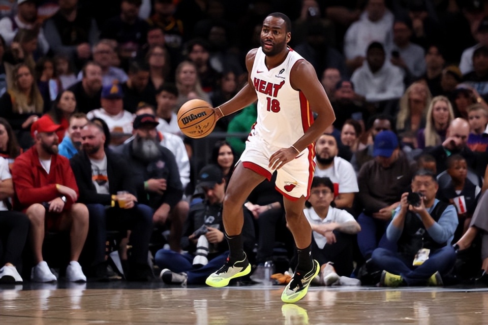 关键时刻替补球员挺身而出,帮助球队守住胜利 关键时刻替补球员挺身而出,帮助球队守住胜利