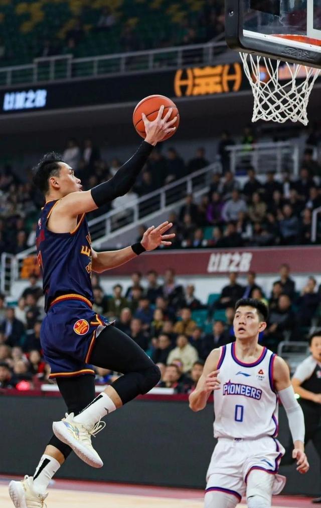 队员实力冲击冠军,赛场气氛紧张刺激 队员实力冲击冠军,赛场气氛紧张刺激