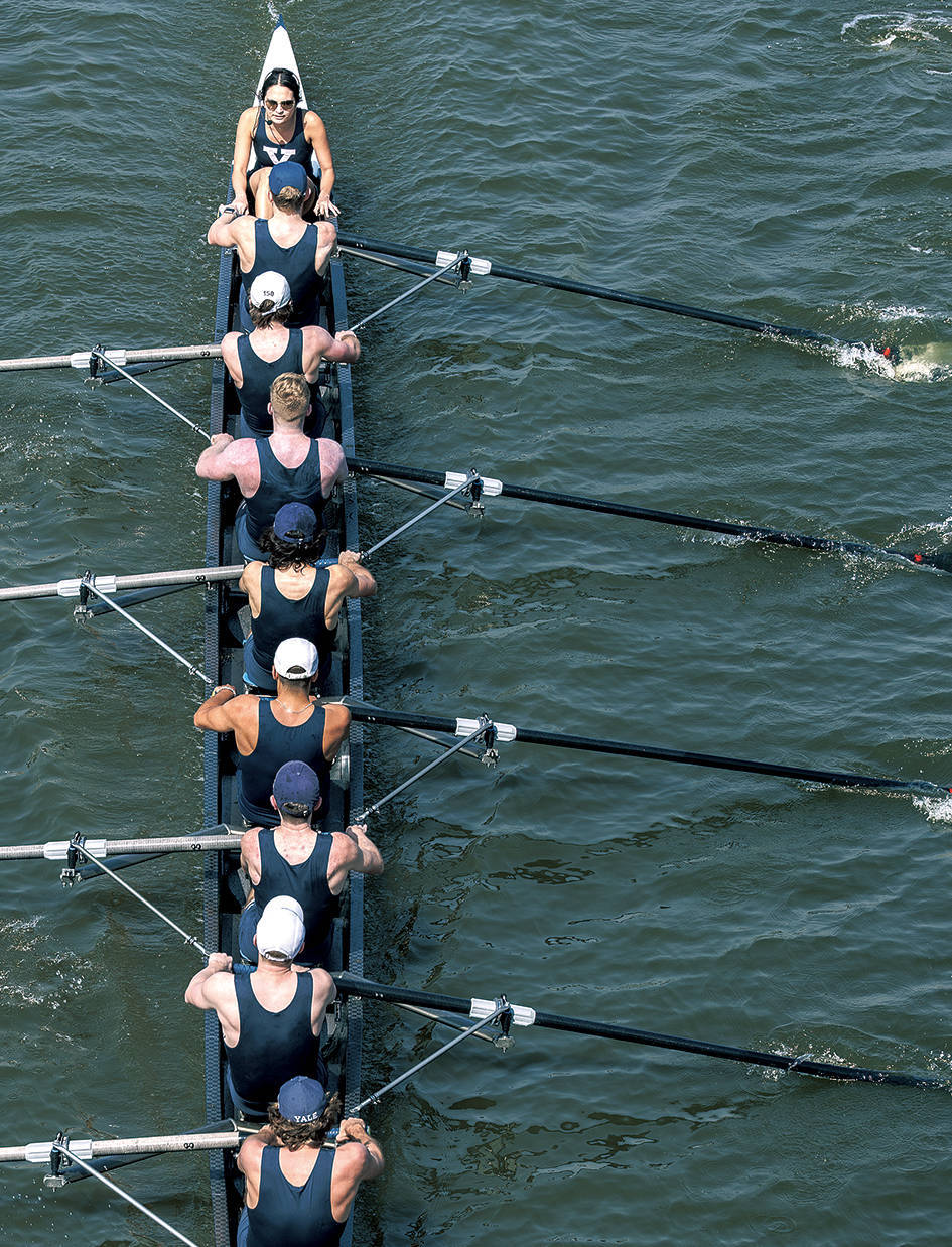 赛艇比赛中选手遭遇翻船,惊险一幕备受关注! 赛艇比赛中选手遭遇翻船,惊险一幕备受关注!