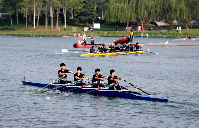 赛艇比赛中选手遭遇翻船,惊险一幕备受关注! 赛艇比赛中选手遭遇翻船,惊险一幕备受关注!