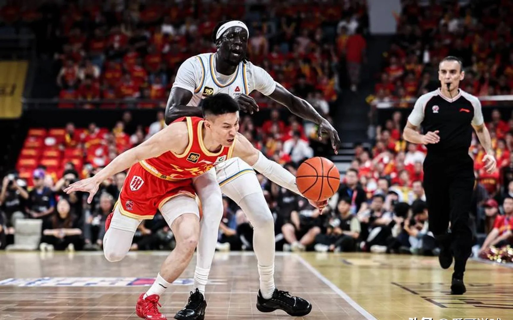 队员们在关键时刻挺身而出,帮助球队实现惊险逆转 队员们在关键时刻挺身而出,帮助球队实现惊险逆转