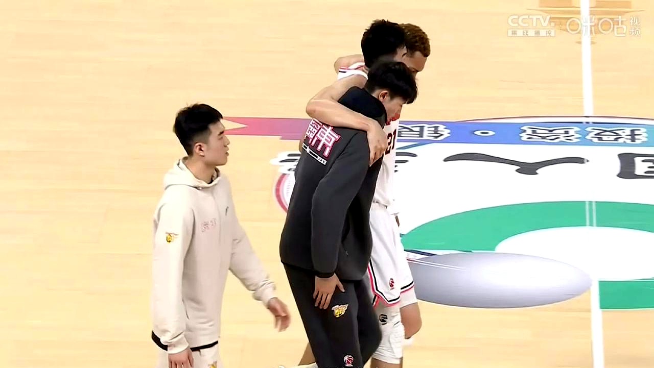 篮球比赛中传球配合默契,击倒对手 篮球比赛中传球配合默契,击倒对手