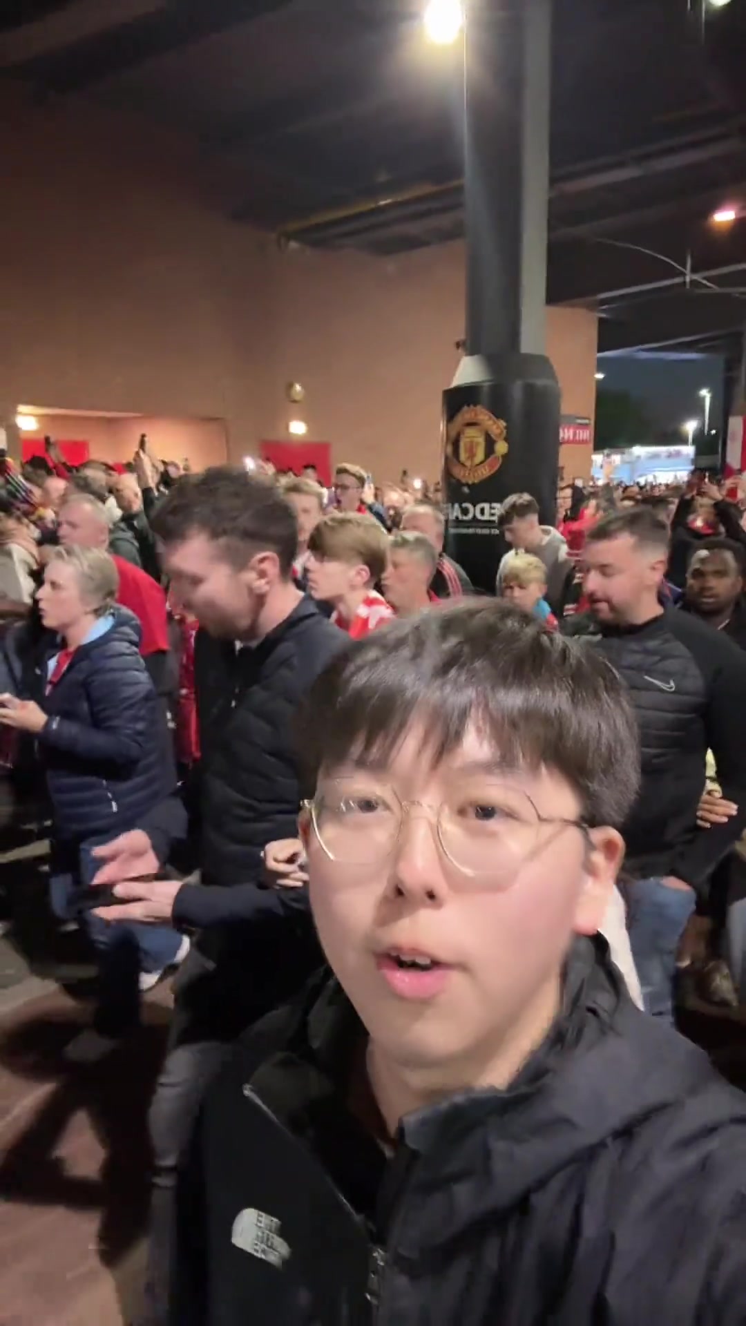 精彩瞬间回顾,球迷沉浸其中的简单介绍 精彩瞬间回顾,球迷沉浸其中的简单介绍