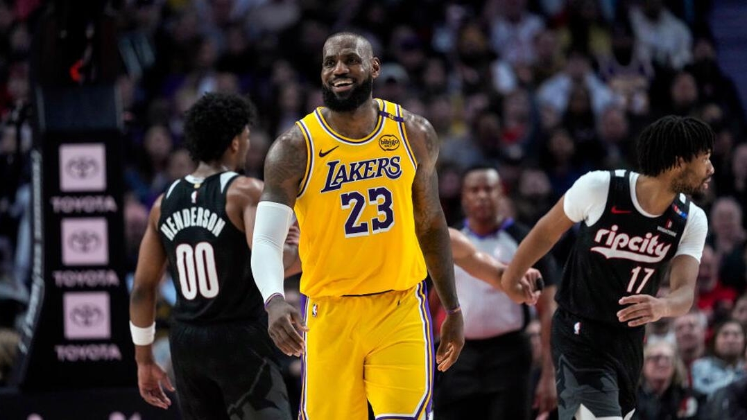 詹姆斯砍下30+三双！湖人轻松战胜火箭