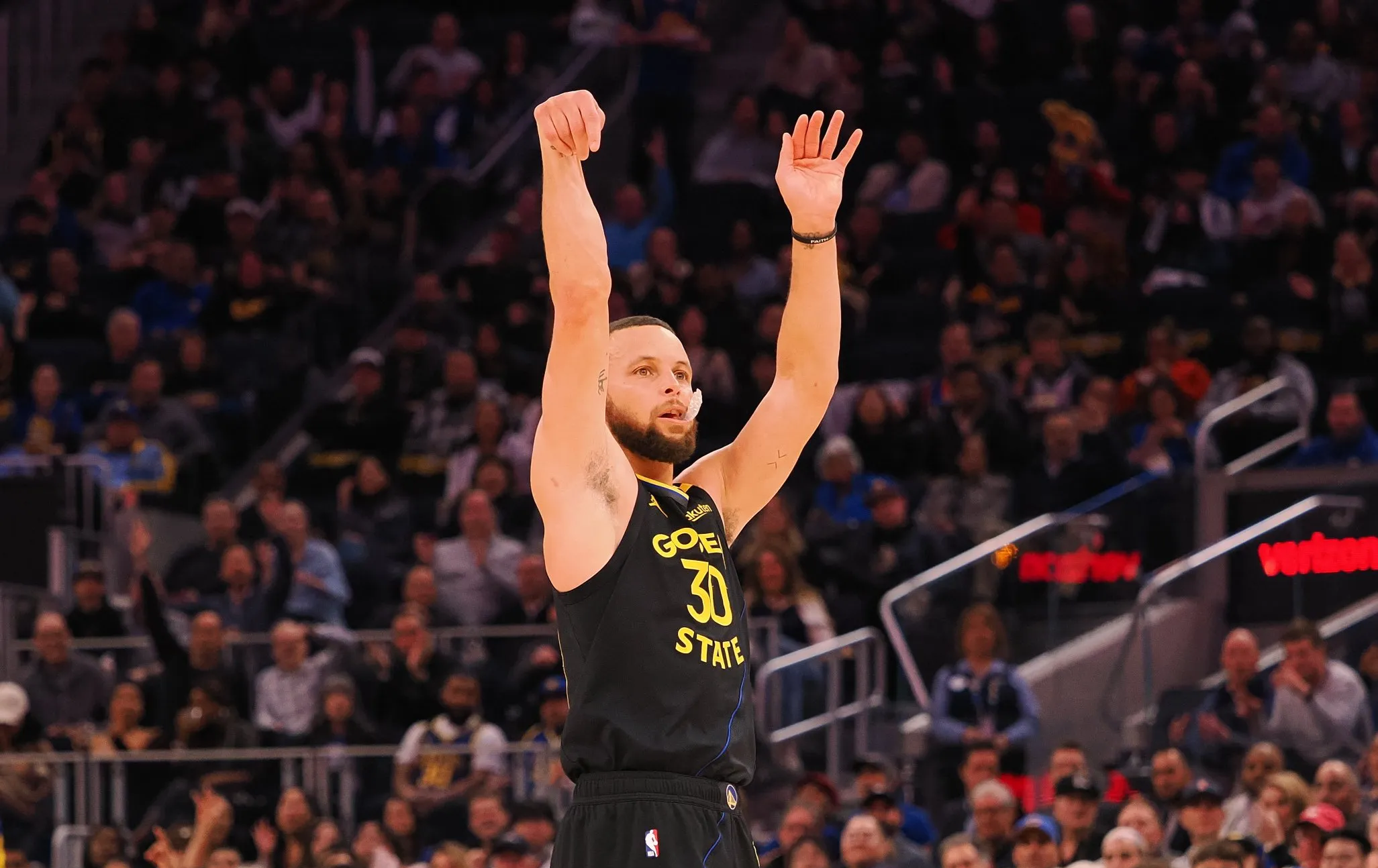 勇士负于凯尔特人，库里犹如孤军奋战