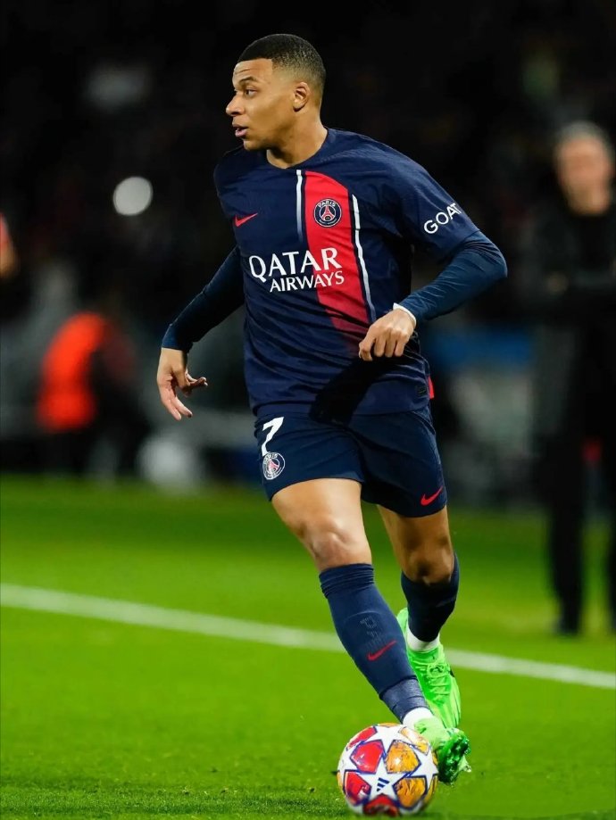 法甲巴黎圣日耳曼4-2战胜里昂，登顶积分榜