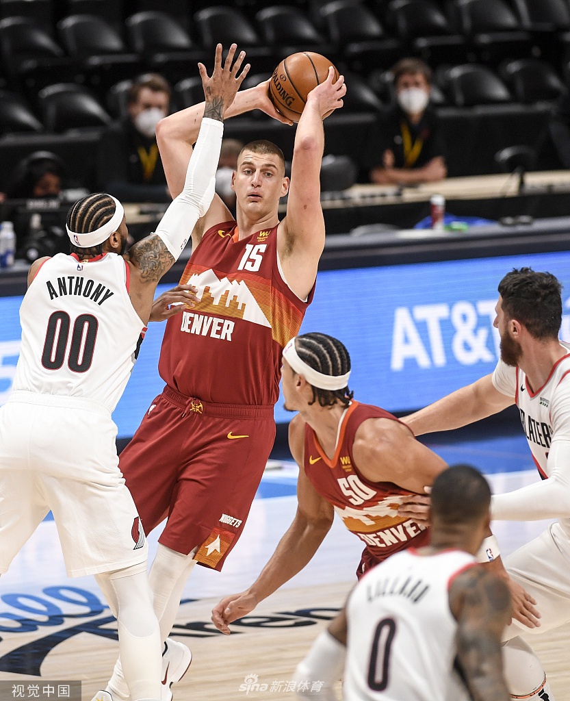 开拓者逆转圣奇努，利拉德独得38分